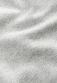 Baumwollstoff in Hellgrau, mit einer weichen Textur und dezenten Falten, gleichmäßiger Erscheinung und ohne ausgeprägte Muster oder Akzente.