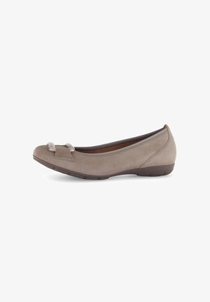 Ballerines en daim taupe avec un bout arrondi, ornées d'un petit nœud et d'un talon en caoutchouc bas pour plus de confort.