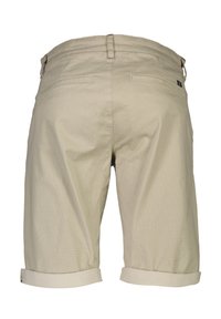 Pantaloni corti beige con risvolti, realizzati in un tessuto testurizzato, con tasche posteriori aggiuntive e un piccolo marchio sul lato destro.