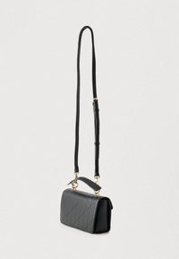 Musta tikattu nahkalaukku, jossa on jäsennelty suorakulmainen muoto, säädettävä olkahihna ja kullanväriset metalliosat.