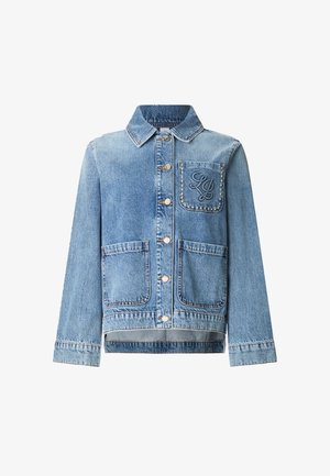 Chaqueta de mezclilla azul clara con cierre de botones, tres bolsillos, incluido un bolsillo en el pecho con tachuelas y las iniciales LG bordadas.