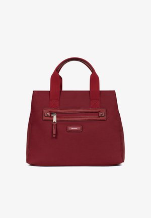Borsa tote in tessuto rosso con duplice manico superiore, tasca frontale con zip e forma rettangolare. Presenta una targhetta con logo sul davanti.
