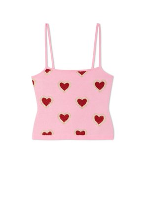 Ροζ κορυφή με τιράντες τύπου spaghetti και κόκκινα σχέδια καρδιάς περιγραμματισμένα με μικρές λευκές χάντρες που είναι ομοιόμορφα κατανεμημένες στο ύφασμα.