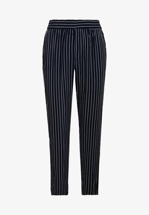 Pantaloni blu navy con sottili righe bianche verticali, vita elastica e gambe con taglio affusolato su sfondo bianco.