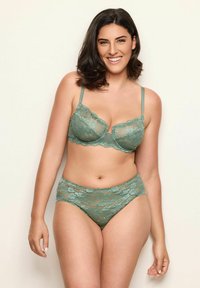 Set de sutien și chiloți din dantelă în nuanțe de verde pal. Sutienul are cupe cu sârmă de susținere și un overlay din dantelă florală. Chiloții au dantelă asortată și talie înaltă.