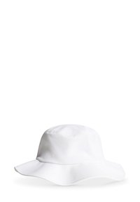 Vitt bucket hat i mjukt tyg; har en bred, nedåtlutande skärm och en rund krona med sydda detaljer.
