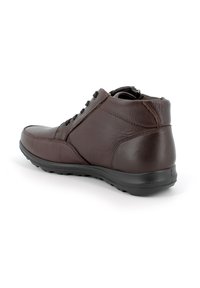 Scarpe alte in pelle marrone con finitura testurizzata, dotate di punta rotonda, lacci e suola in gomma robusta.