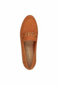 Tan suède instappers met een ronde neus, voorzien van een gouden metalen logo op de band en een gladde, platte zool. Inclusief branding insole detail.