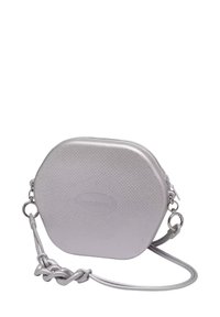 Borsa esagonale in argento con esterno testurizzato, chiusura a zip e tracolla staccabile con un accento intrecciato. Dettagli in hardware argentato.