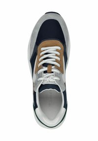 Sportowy but z siateczkowym wierzchem w kolorze granatowym, szarymi akcentami z zamszu, brązową skórzaną łatą, białymi sznurowadłami i białą gumową podeszwą. Zaokrąglony kształt noska.
