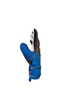 Guante de portero con un diseño azul y negro, agarre texturizado, soporte acolchado para la muñeca y detalles naranjas en la palma y los dedos.