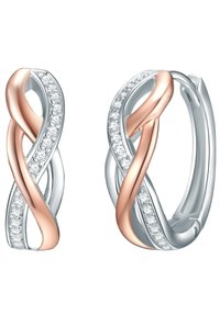 Pendientes de aro en tono rosa y plata diseñados con formas entrelazadas, que presentan una fila de diamantes simulados transparentes a lo largo de un lado.