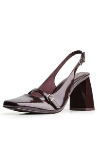 Burgundy patent leather slingback-korkokengät, joissa on terävä kärki, lohkokorko ja nilkkahihna, jossa on metallinen solki.