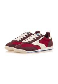 Rote und kastanienbraune Wildleder-Sneaker mit crème-farbenen Akzenten; Schnürdesign, gepolsterter Kragen und kontrastierender blauer Streifen an der Sohle.