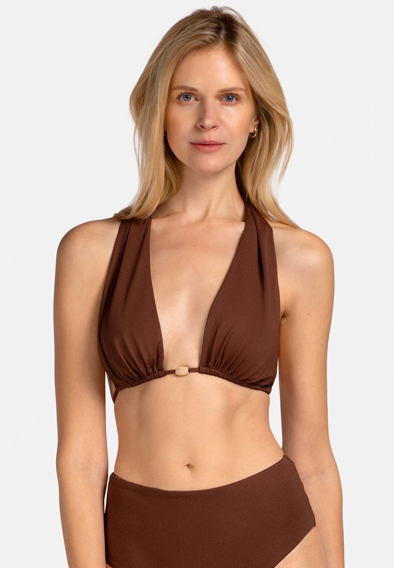 Brązowy biustonosz bikini z halterem, z marszczonym materiałem i metalowym pierścieniem z przodu, z głębokim dekoltem w kształcie litery V. Gładka tekstura, minimalne detale szwów.