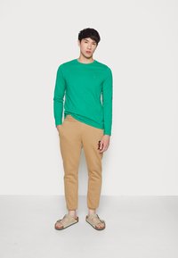Tommy Hilfiger LOGO LONG SLEEVE TEE - Camisola de manga comprida - courtside green