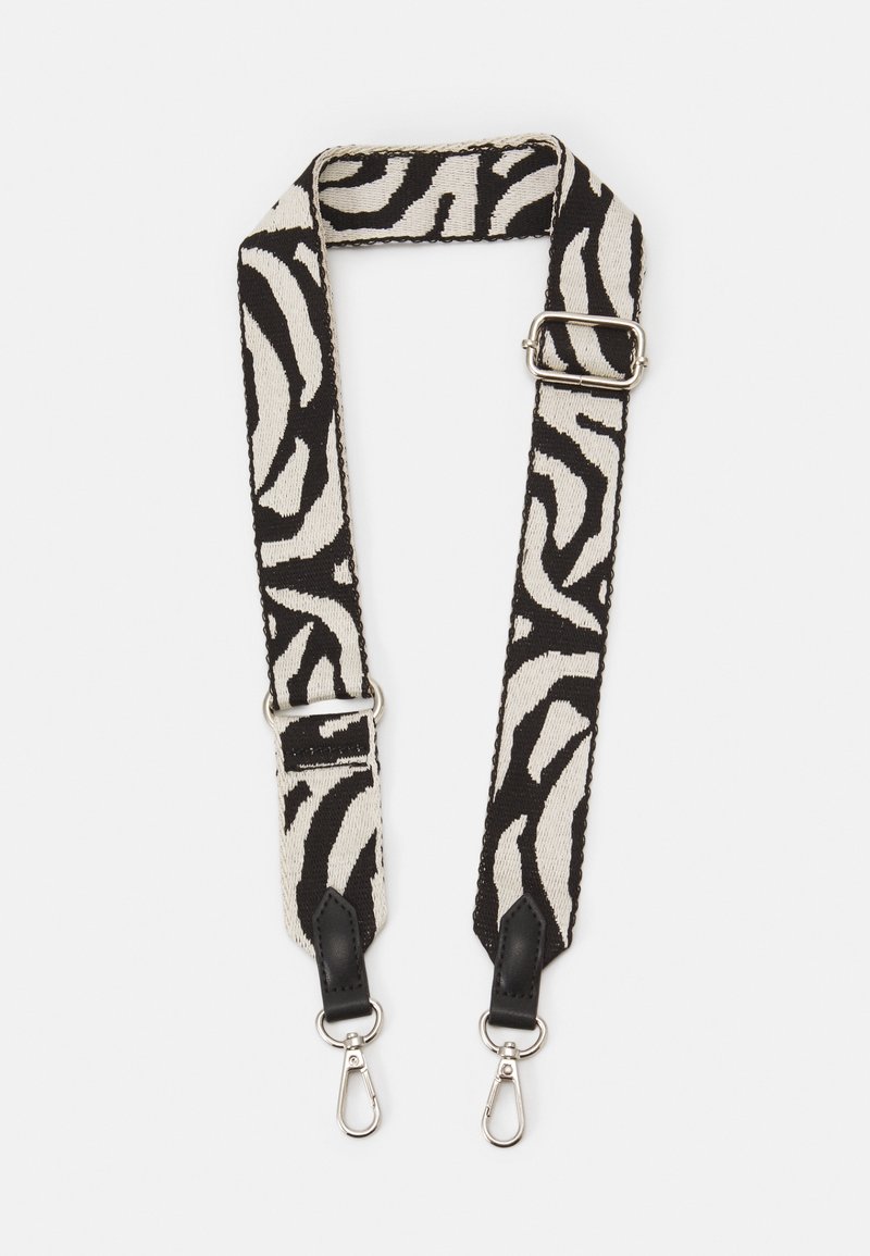 Bandoulière de sac en tissu à motif zèbre noir et blanc réglable avec fermoirs métalliques argentés et languettes de connexion en cuir noir.