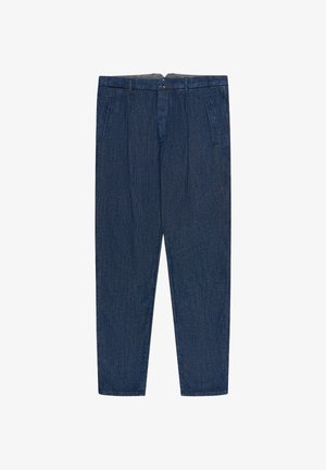 Pantaloni di denim blu scuro con taglio affusolato, passanti per cintura, tasche laterali e chiusura frontale con bottoni, mostrati distesi su sfondo bianco.
