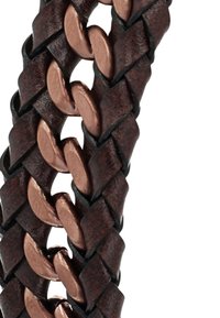 Correa de cuero trenzado en tonos marrón oscuro y cobre. Presenta eslabones entrelazados con un acabado texturizado y acentos suaves.