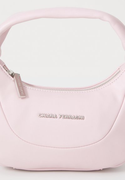 Rosa syntetisk håndveske med buet design, med glidelåslukking og sølvlogo-detaljer på forsiden. Glatt tekstur.