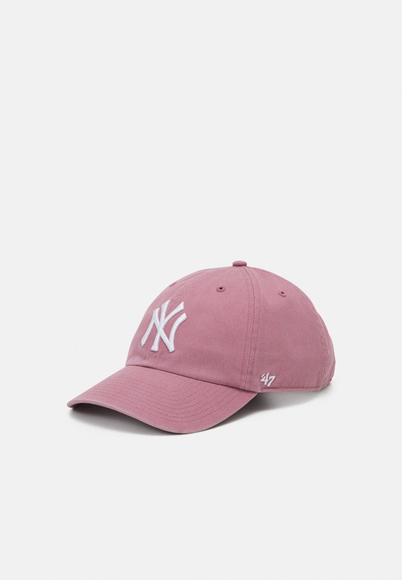 Casquette de baseball rose en coton, avec un logo brodé blanc des New York Yankees et un petit "47" blanc sur le côté.
