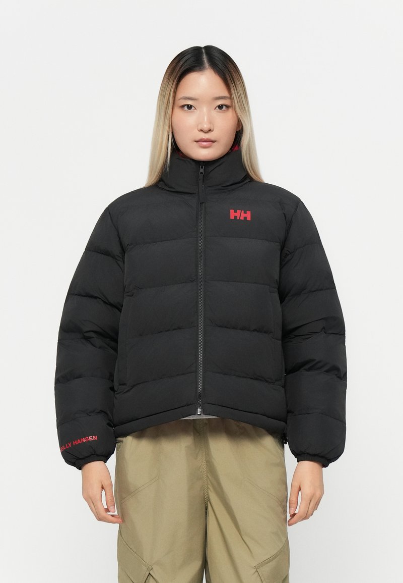 Chaqueta de plumas negra con cuello alto, cierre de cremallera y logotipo "HH" rojo. Presenta un diseño acolchado y puños elásticos.