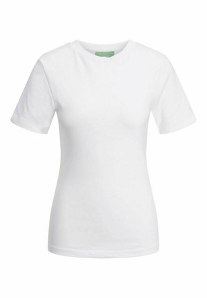 Bela bombažna majica s kratkimi hlačami, krožnim izrezom in gladko teksturo. Ima zeleno oznako na vratu. Preprost in klasičen dizajn.