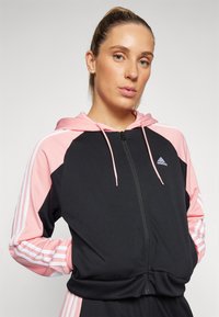 adidas Sportswear BOLDBLOCK TRACKSUIT - Tuta - black/semi pink spark