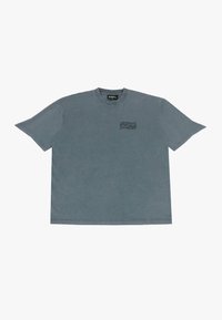 Oversized gray T-shirt made of soft cotton. Features a small, black, abstract logo on the left chest. Classic crew neck and short sleeves.