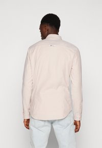 Tommy Jeans SLIM STRETCH OXFORD SHIRT - Camisa - tawny sand