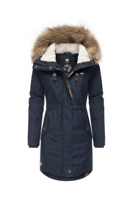 Temno modra parka z umetnim krznom na kapuci, zadrgo in gumbi za zapiranje, sprednjimi žepi, zoženim pasom ter mehko notranjo podlogo.