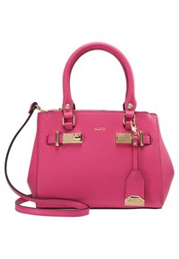 Sac à main en cuir rose avec doubles poignées, quincaillerie dorée, bandoulière amovible et petite étiquette suspendue.