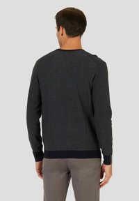 Pull en tricot gris foncé avec un design rayé texturé, manches longues, poignets et ourlet côtelés, et un col rond, vu de dos.