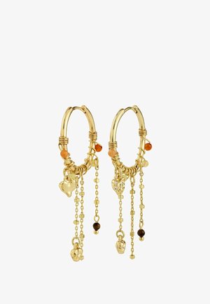 Pendientes de aro dorados con alambre entrelazado, cadenas colgantes con varios colgantes de diferentes formas y cuentas de colores en tonos naranja y marrón.