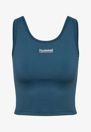 Tee groene atletische crop top gemaakt van rekbare stof. Heeft een ronde halslijn en het Hummel Performance-logo in het wit in het midden.