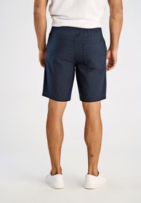 Granatowe spodenki o luźnym kroju, z elastycznym pasem i tylną kieszenią. Wykonane z lekkiego materiału, odpowiednie do noszenia na co dzień.