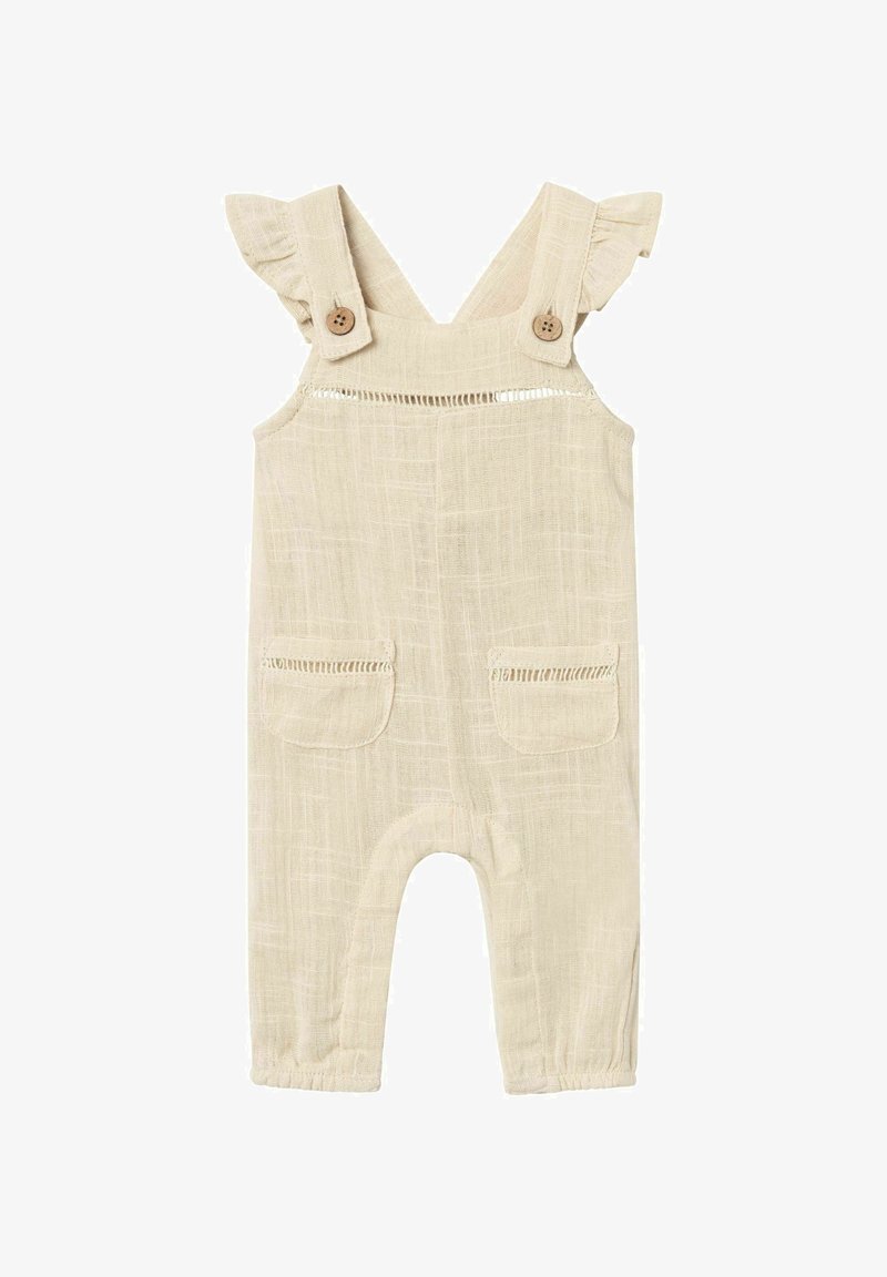 Mameluco para bebé de color beige con textura, tirantes con volantes, cierres de botones de madera, bolsillos frontales y detalles de costura aireados.