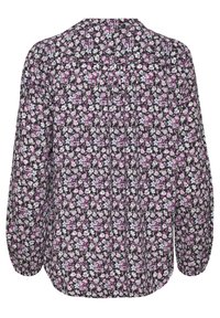 Chemise à manches longues à imprimé floral noire, ornée de fleurs roses et bleu clair, avec un col rond et des fronces au dos pour plus de texture.