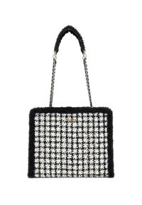 Handtasche mit schwarz-weißem Hahnentrittmuster, ausgestattet mit einem strukturierten schwarzen Rand, einer silbernen Kettenriemen und einer rechteckigen Form.