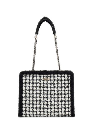 Czarna i biała torebka w wzór houndstooth, z teksturowanym czarnym wykończeniem, srebrnym łańcuszkiem oraz wyraźnie zdefiniowanym prostokątnym kształtem.