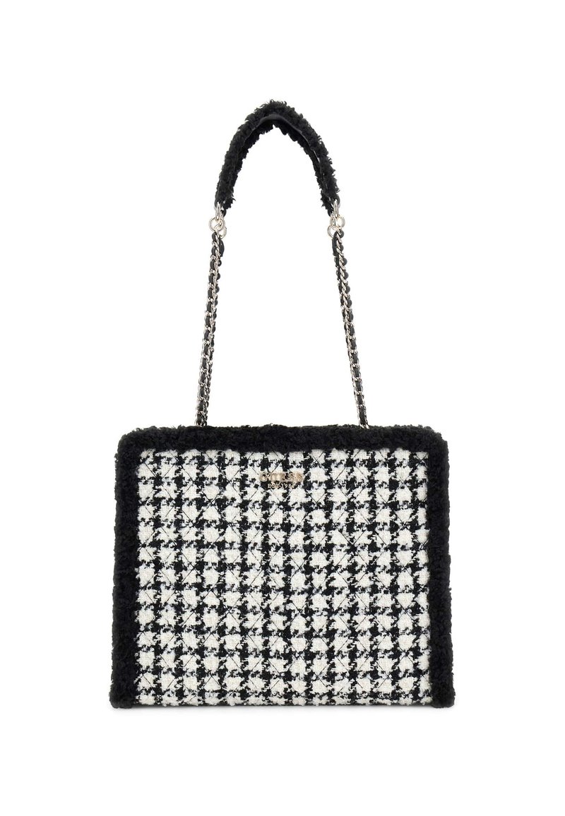 Handtasche mit schwarz-weißem Hahnentrittmuster, ausgestattet mit einem strukturierten schwarzen Rand, einer silbernen Kettenriemen und einer rechteckigen Form.