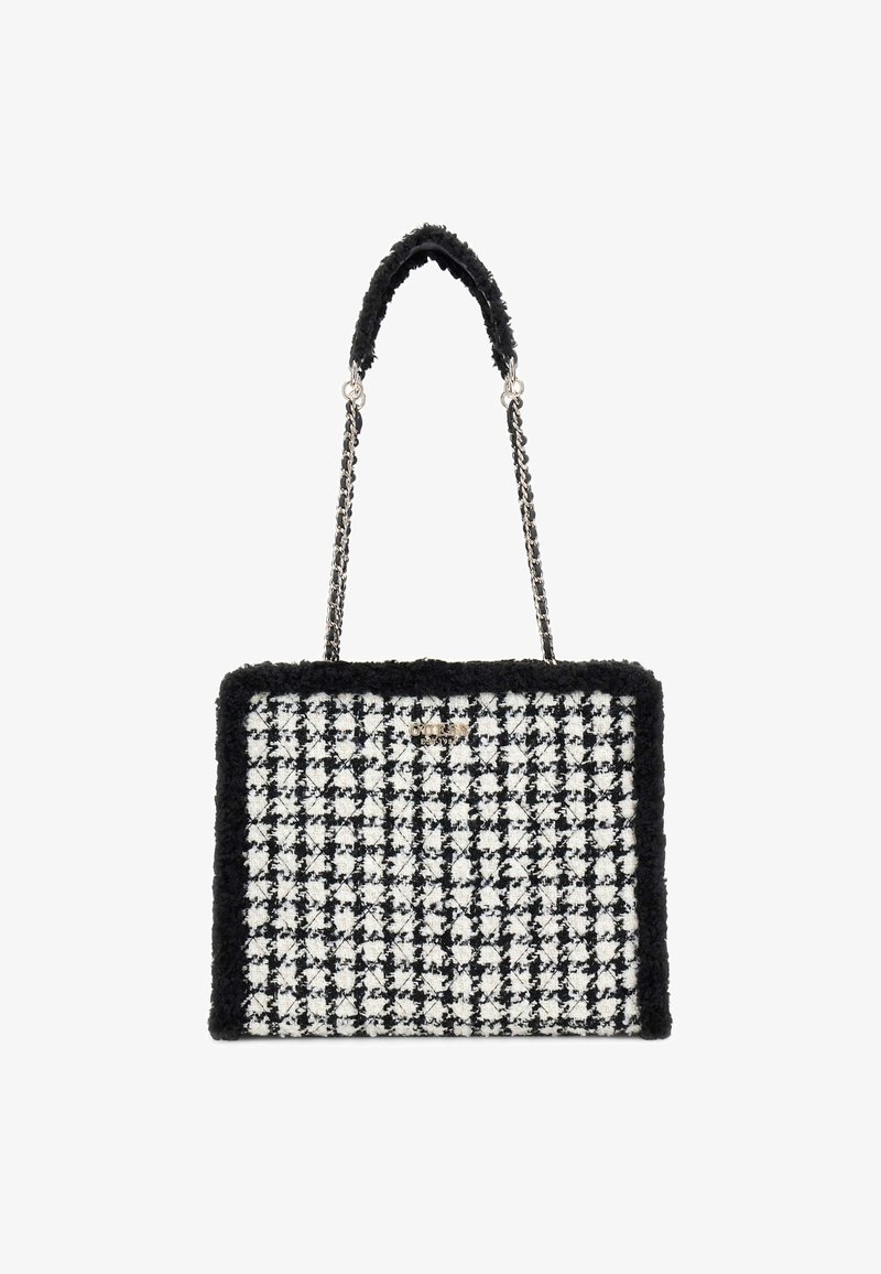 Handtasche mit schwarz-weißem Hahnentrittmuster, ausgestattet mit einem strukturierten schwarzen Rand, einer silbernen Kettenriemen und einer rechteckigen Form.