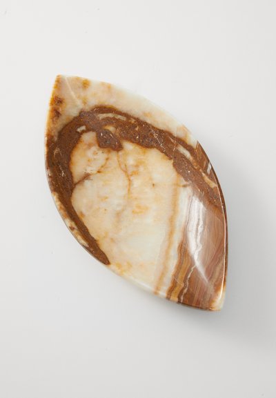 Marmorschale in einer länglichen Blattform mit cremig-beigen und braunen natürlichen Mustern sowie einer glatten, polierten Oberfläche.