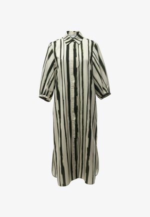 Abito camicia lungo con righe verticali bianche e nere, maniche a tre quarti, chiusura frontale con bottoni e colletto appuntito.