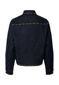 Denimjakke i mørk indigo med sølvnitter langs skuldersømmene og mansjettene. Har en rett passform og en kort lengde.