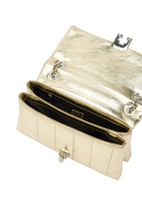 Złota metaliczna kopertówka z teksturowanym wykończeniem, wyposażona w zamknięcie na zawiasach oraz dwie wewnętrzne przegródki. Wykończona srebrnymi okuciami.