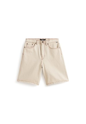 Beige denim shorts med lige snit, der har orange syninger, fem lommer og en topknaplukning. Klassisk design, alsidig stil.