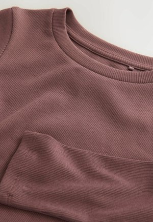 Gestreiftes Langarmoberteil in Mauve, mit Rundhalsausschnitt und Seitennähten. Glatte Textur mit gleichmäßigen Nähdetails.