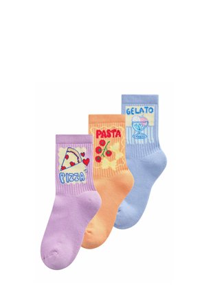Drie kleurrijke sokken met voedselmotieven: paars met een pizzapunt, oranje met pasta en tomaten, blauw met gelato in een dessertglas.