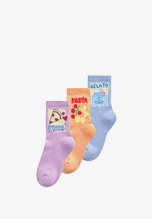 Kolm värvilist sokki, millel on toidumustrid: lilla pitsaviilu, oranž pasta ja tomatite, sinine magustoidukausis gelatoga.